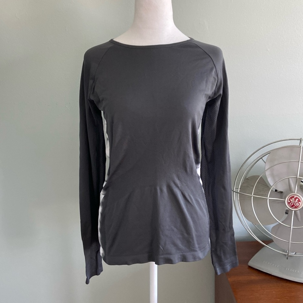 NWOT Nordstrom Zella Long Sleeved Workout Top Size Small